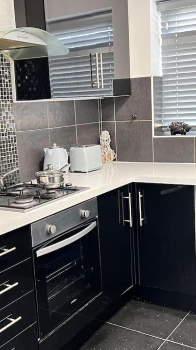 Cheerful 3 Bedroom Townhouse With Free Parking. Billericay Luaran gambar