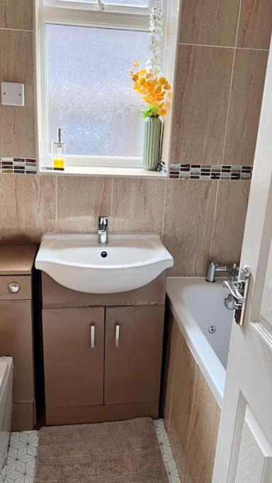 Cheerful 3 Bedroom Townhouse With Free Parking. Billericay Luaran gambar