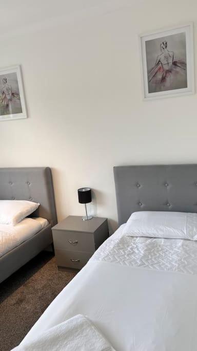 Cheerful 3 Bedroom Townhouse With Free Parking. Billericay Luaran gambar