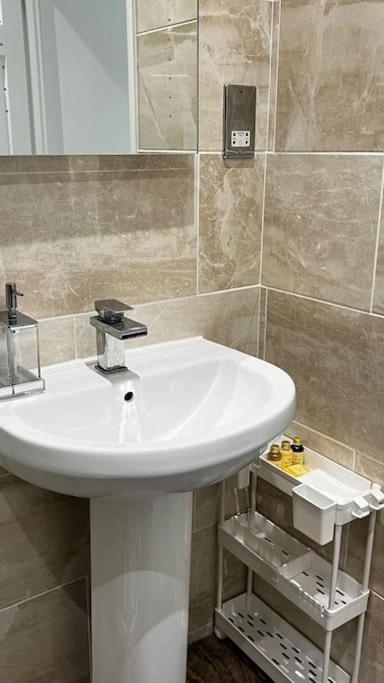 Cheerful 3 Bedroom Townhouse With Free Parking. Billericay Luaran gambar