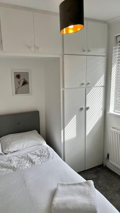 Cheerful 3 Bedroom Townhouse With Free Parking. Billericay Luaran gambar