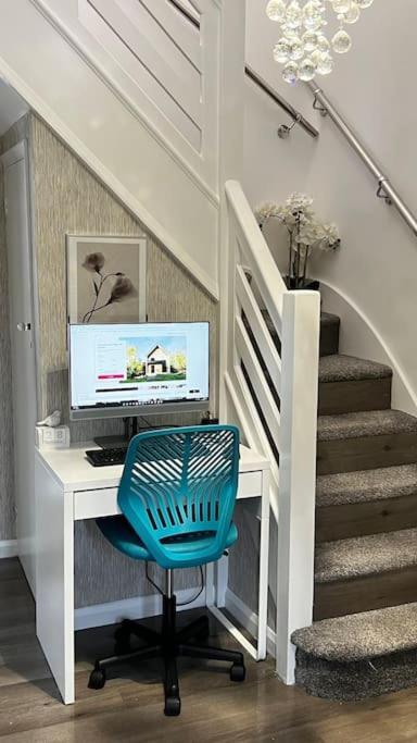 Cheerful 3 Bedroom Townhouse With Free Parking. Billericay Luaran gambar