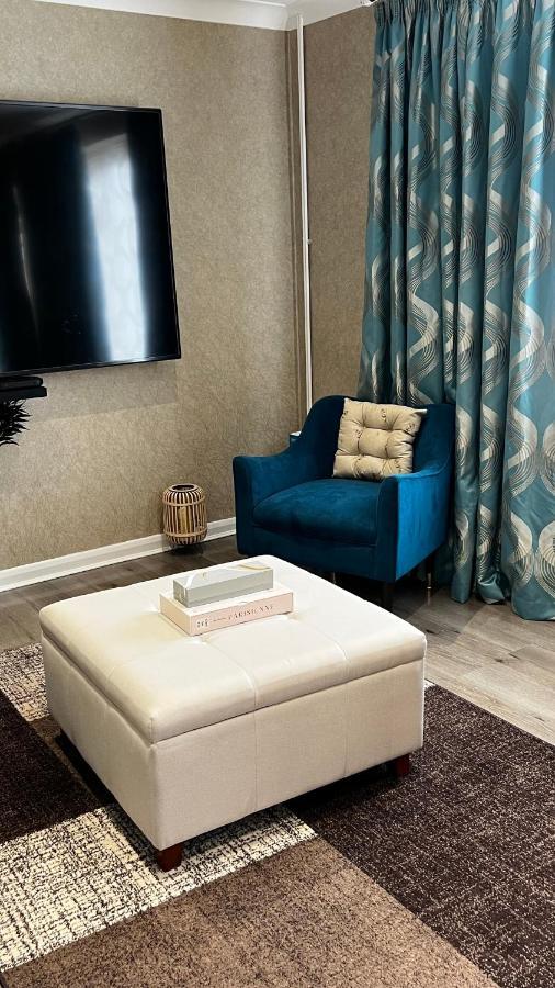 Cheerful 3 Bedroom Townhouse With Free Parking. Billericay Luaran gambar